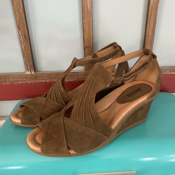 EARTH T-STRAP SANDALS - Picture 2 of 7